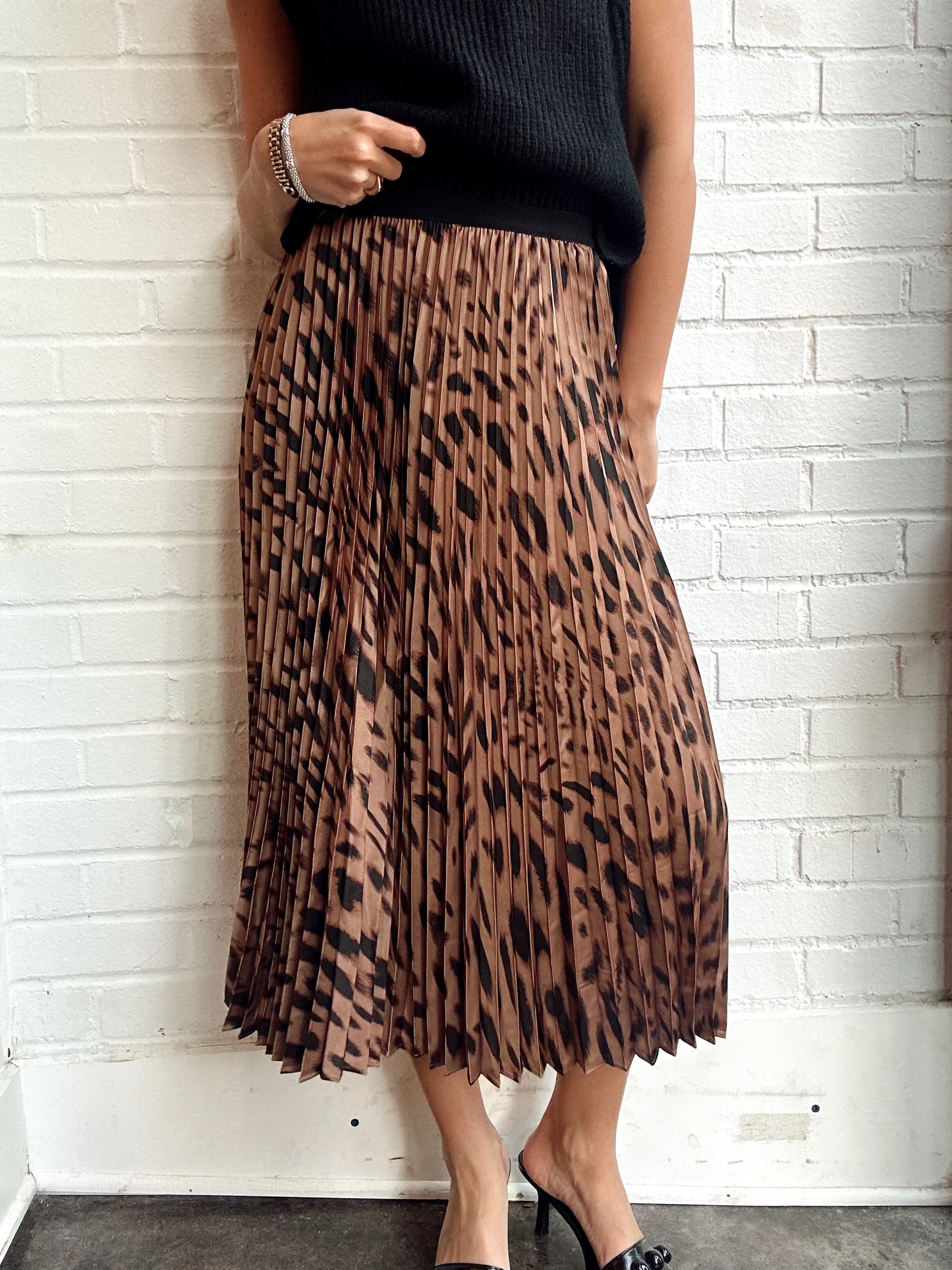 NOSTALGIA PLEATED MIDI SKIRT
