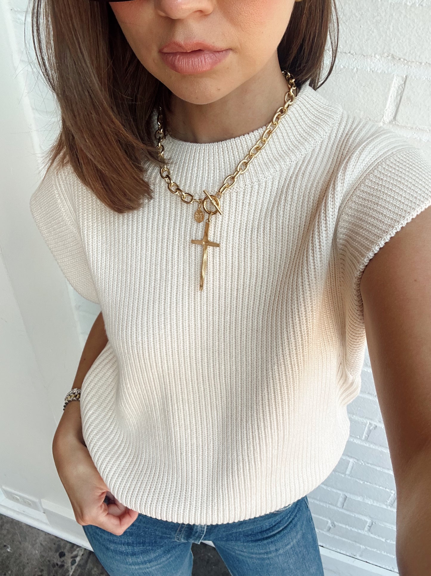 SLEEVELESS ROUND NECK VEST KNIT TOP
