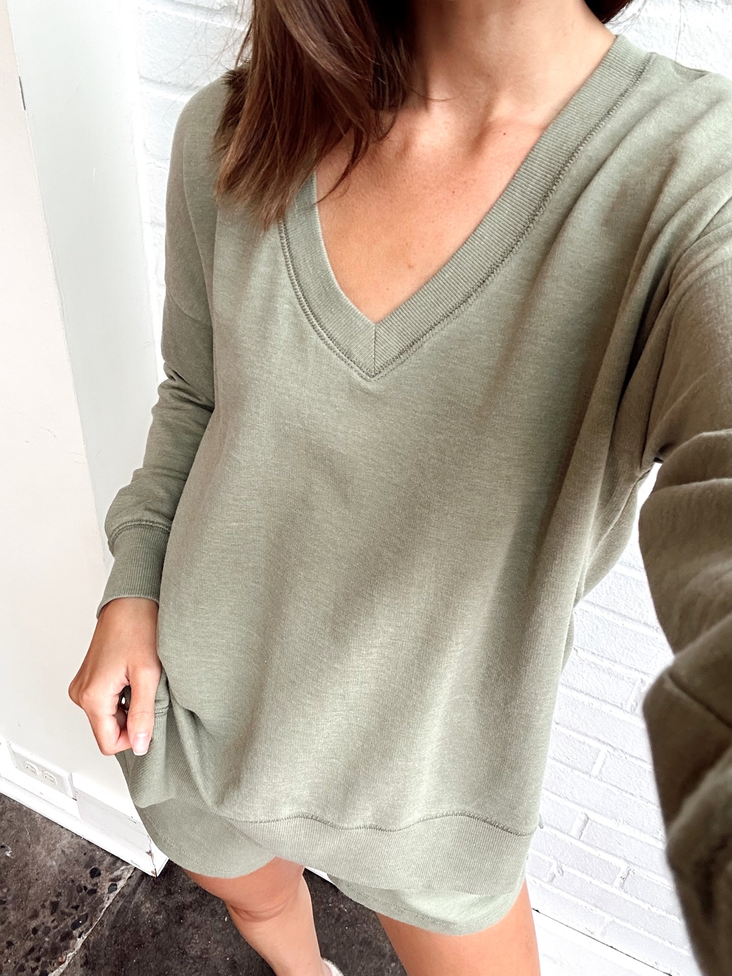 MODERN V-NECK WEEKENDER