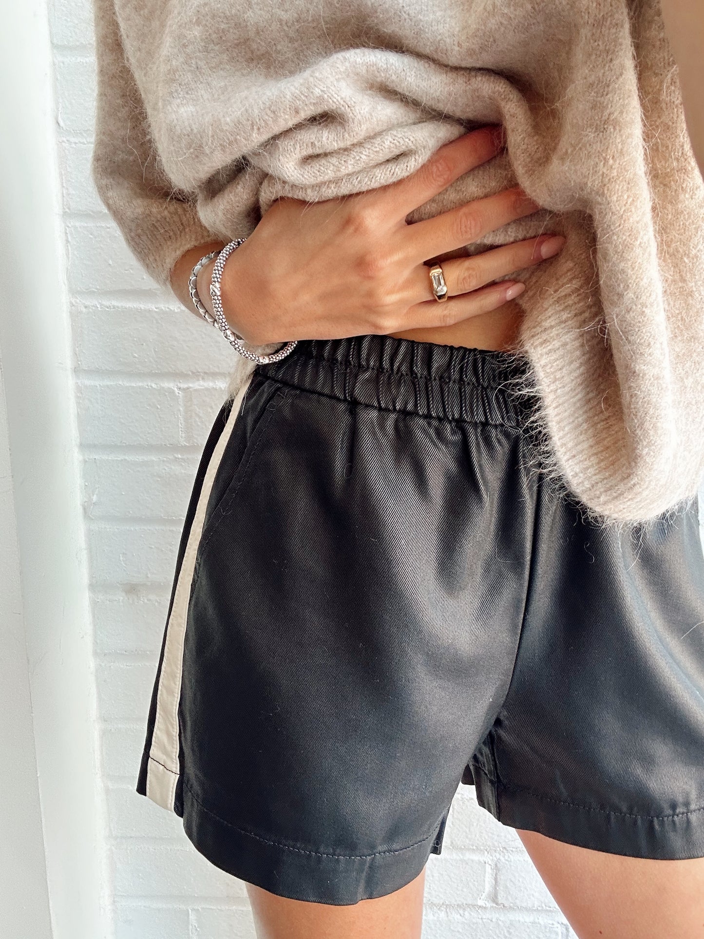 COATED TWILL TRACK SHORT