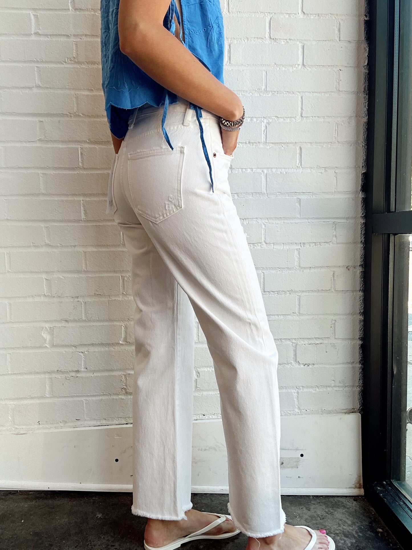 LEXI MID RISE BOWED STRAIGHT