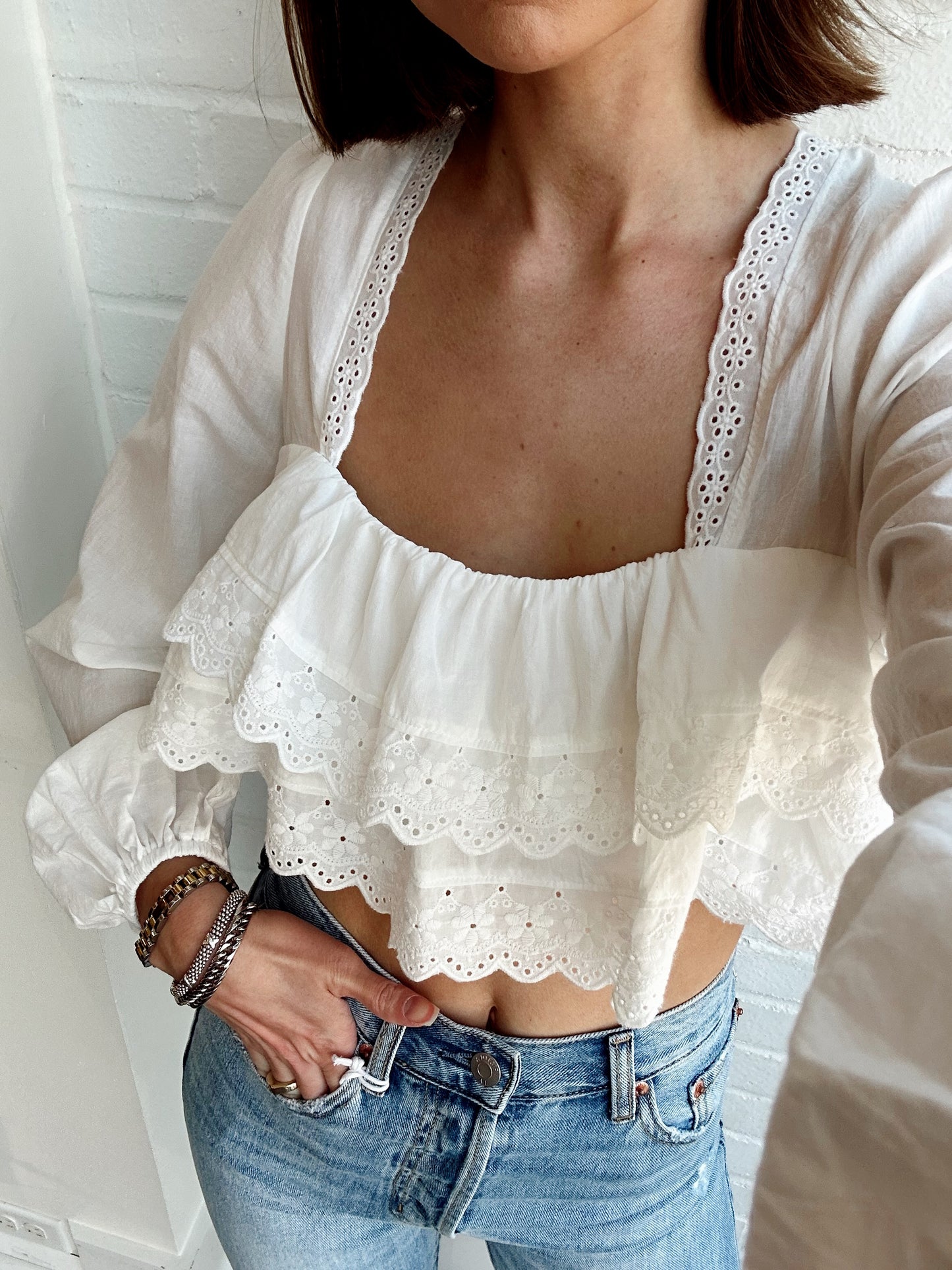 LACE TRIM RUFFLE CROP SHIRT