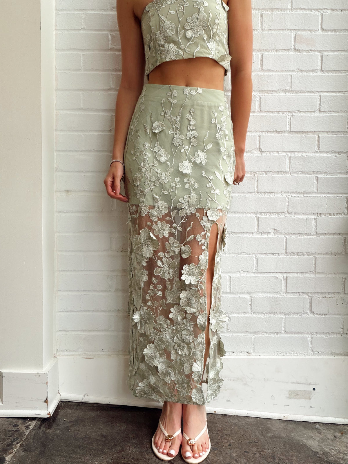 FLORAL EMBROIDERED MIDI SKIRT