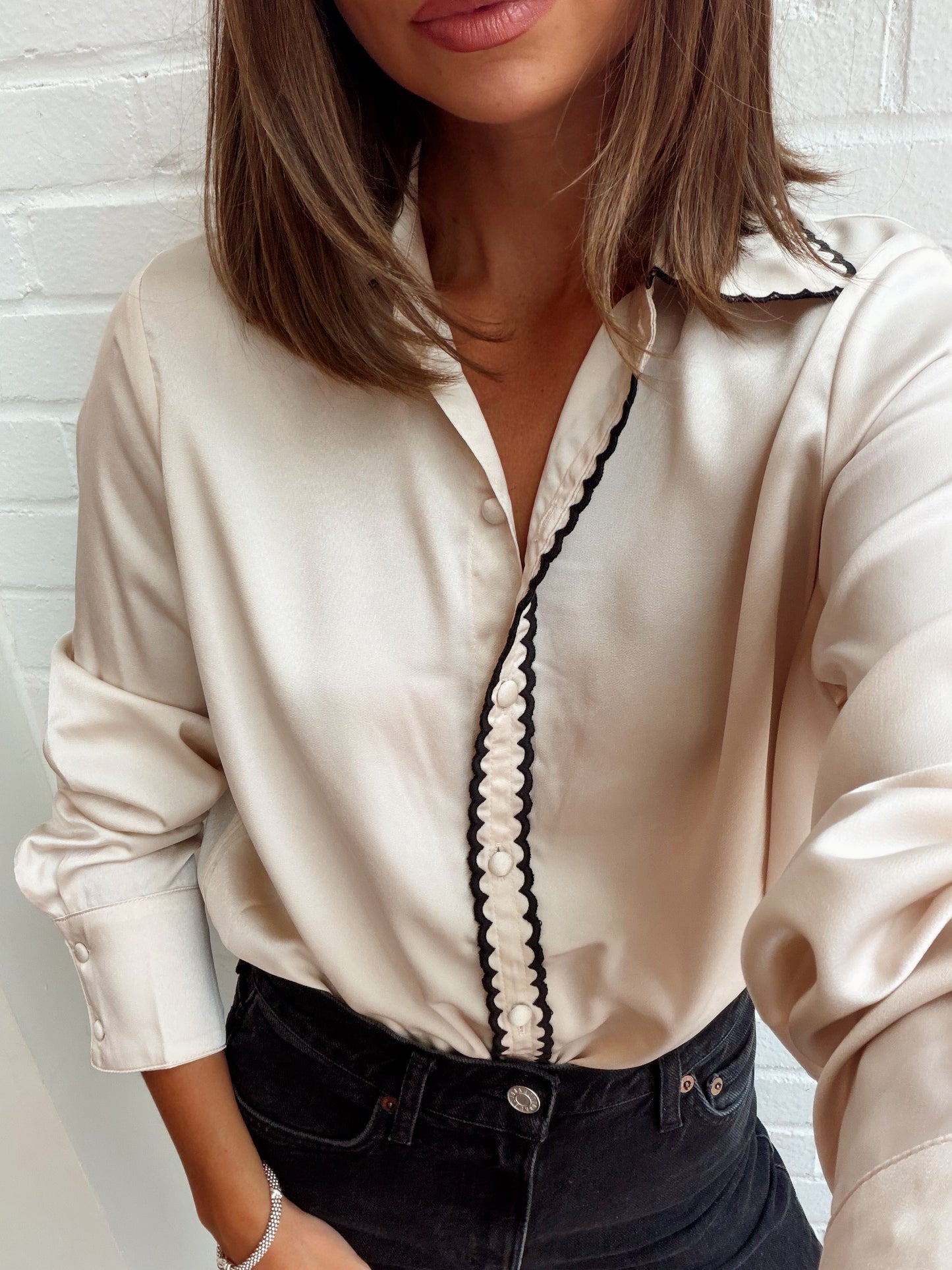 SCALLOPED TRIM BUTTON DOWN