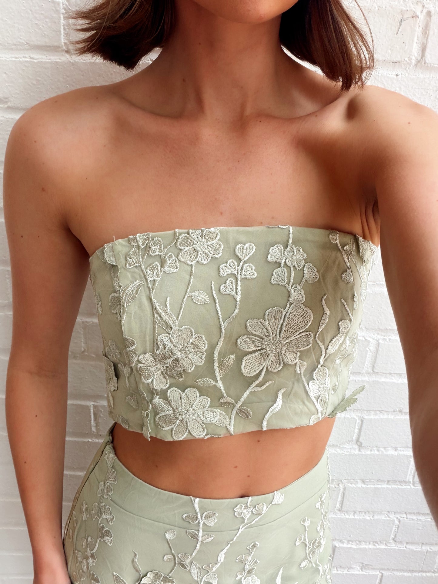 STRAPLESS FLORAL EMBROIDERED TOP
