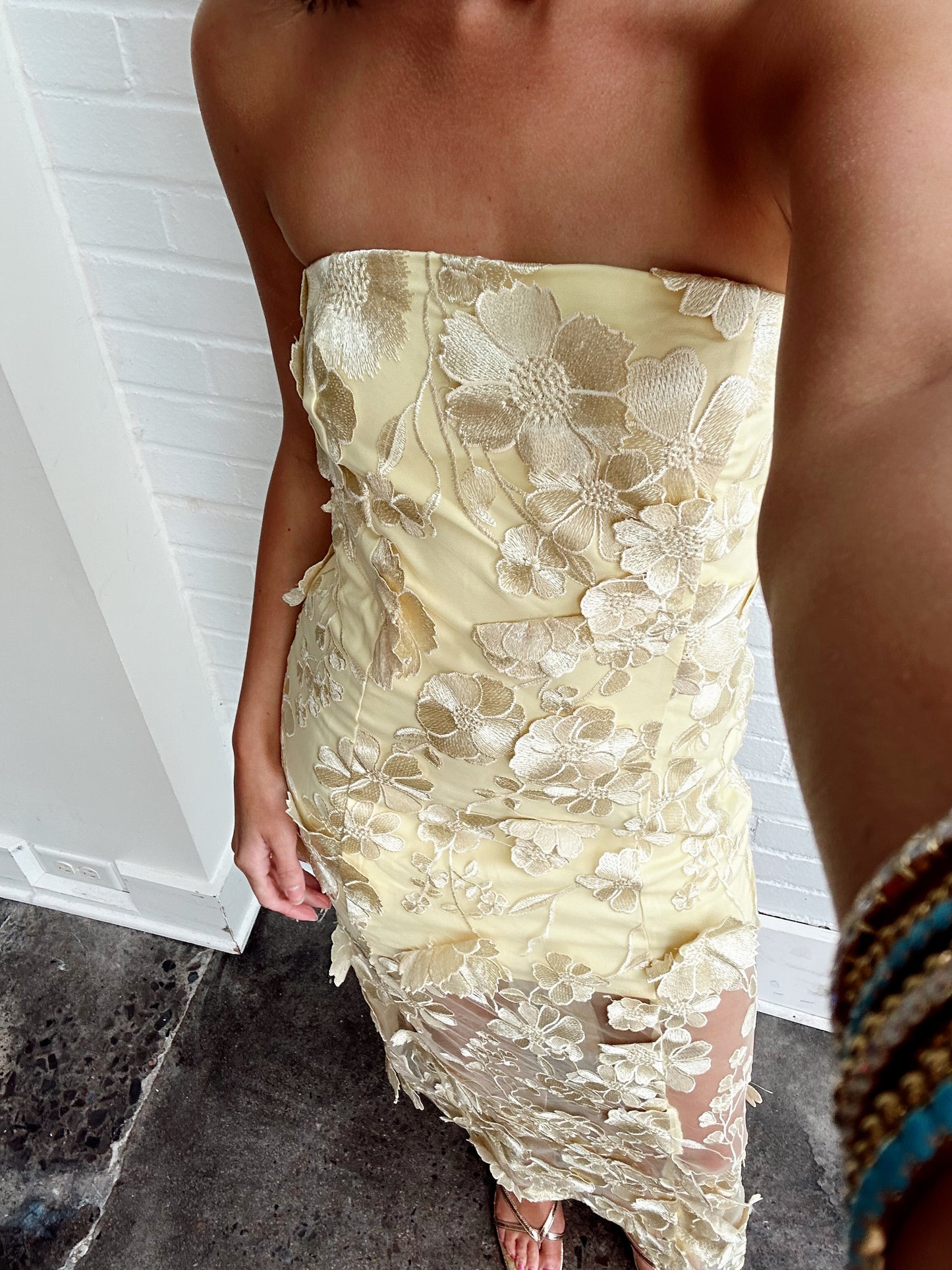 STRAPLESS FLORAL EMBRROIDERED MAXI DRESS