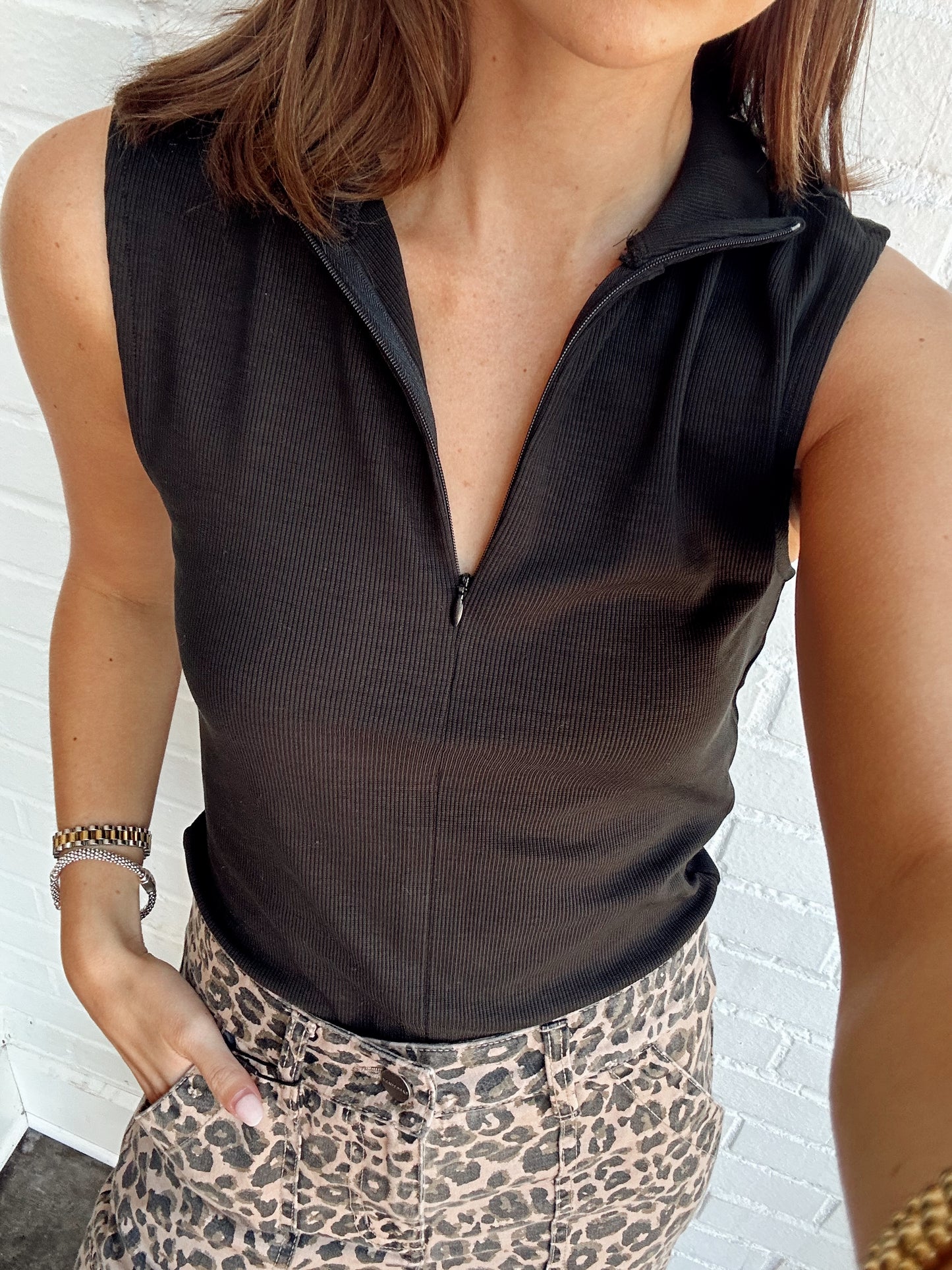 SLEEVELESS ZIP MOCK