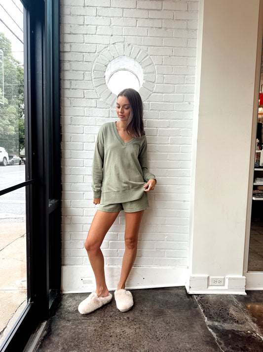 MODERN V-NECK WEEKENDER