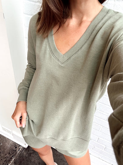 MODERN V-NECK WEEKENDER