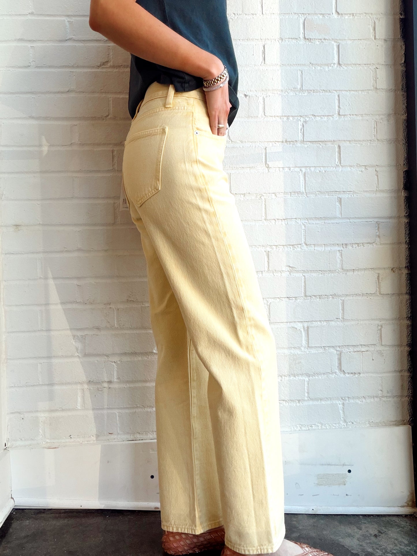 LEXI MID RISE BOWED STRAIGHT