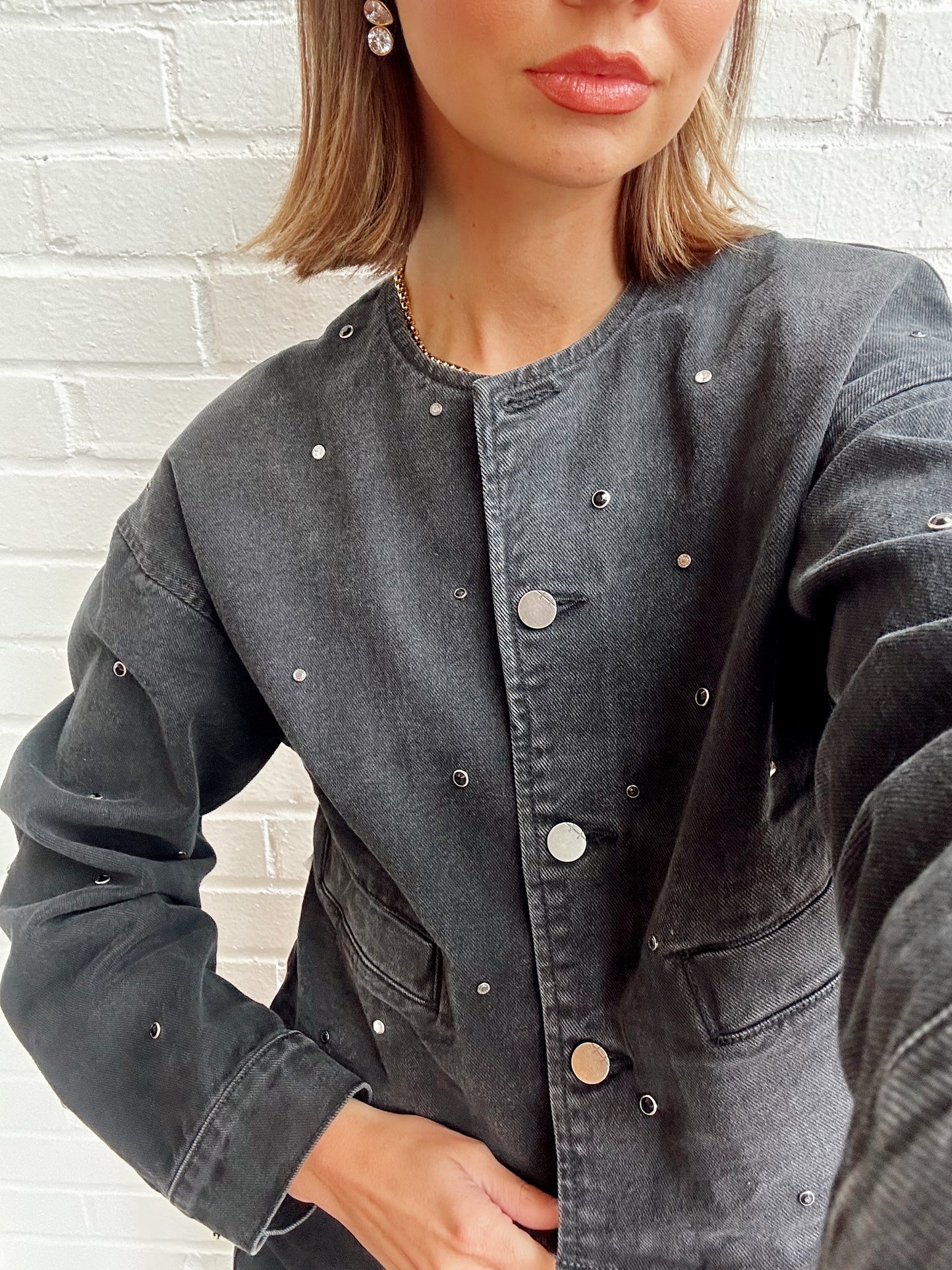 COLLARLESS CROP GROMMET JACKET