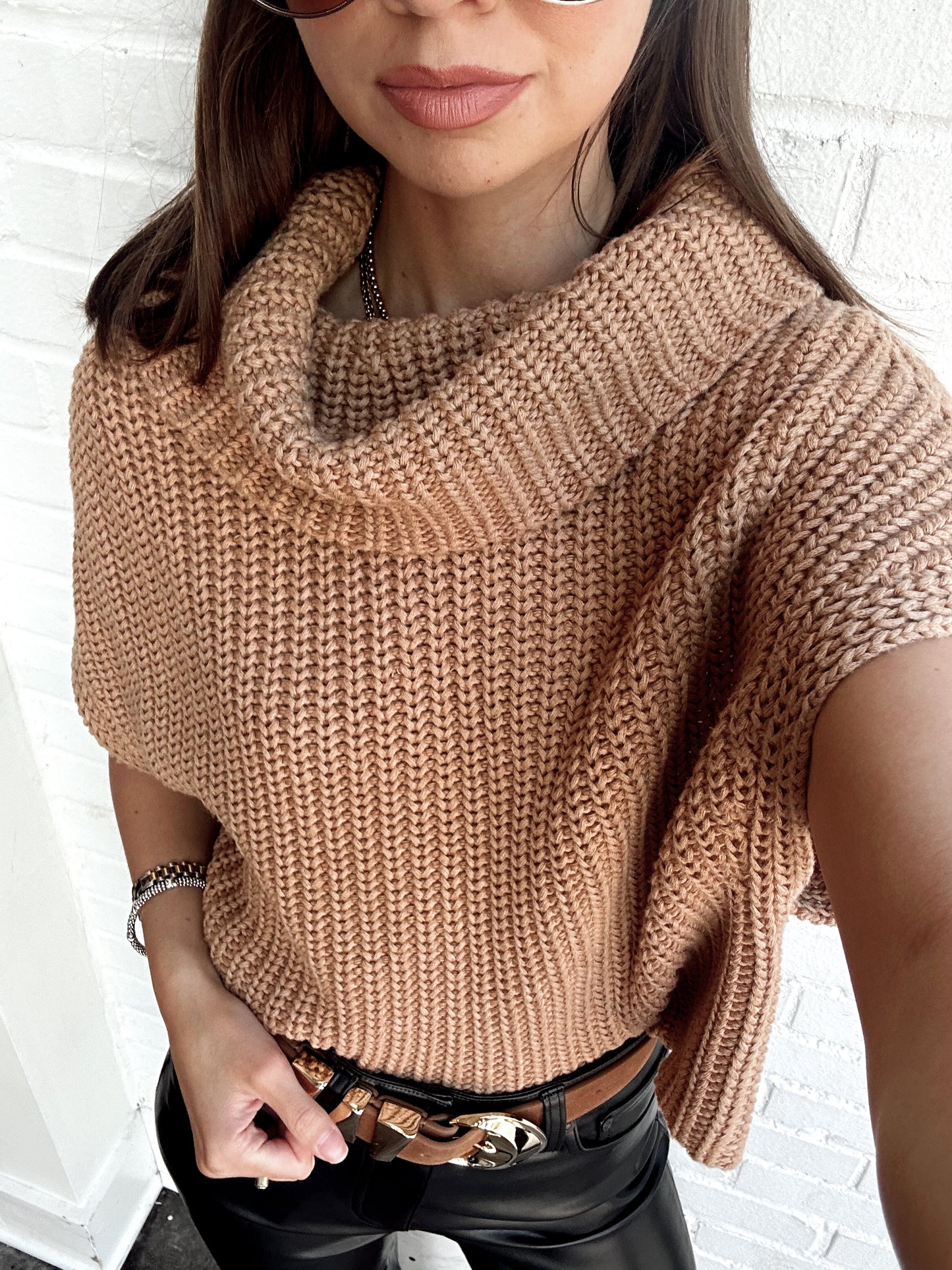 CATE SLEEVELESS TURTLENECK SWEATER