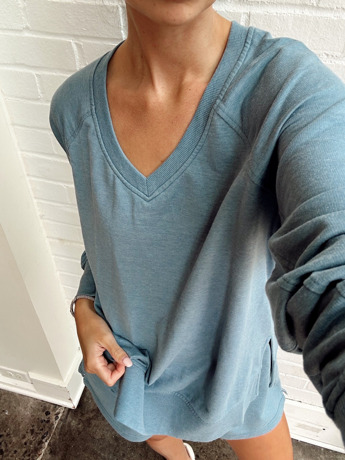 WEEKENDER V NECK