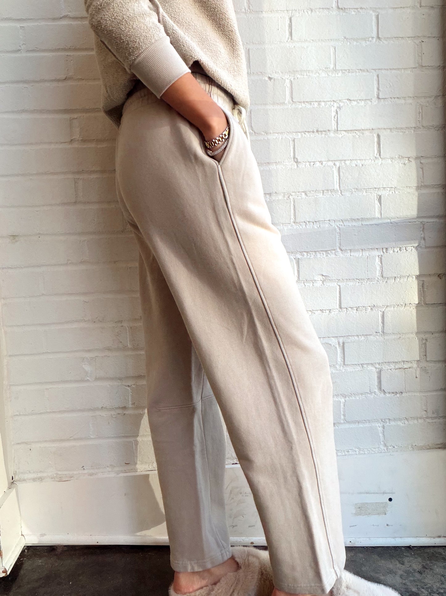 STRUCTURED FLEECE BARREL PANTS