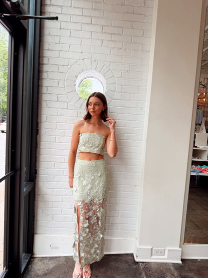 STRAPLESS FLORAL EMBROIDERED TOP